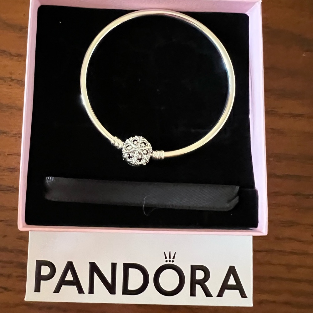 Pandora Moments Sparkling Snowflake Clasp Bangle Bracelet 7.5